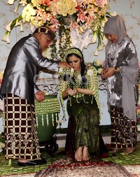     Prosesi siraman dilakukan di kediaman Hatta Rajasa di Perumahan Golf Mansion Kav 26 Fatmawati, Jakarta Selatan. Azima dipersunting pengusaha bernama Audy Satria Wardhana. Lamhot Aritonang/detikFoto.