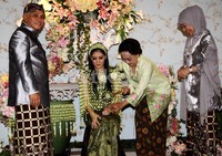 Istri Wakil Presiden Boediono, Herawati juga hadir dalam siraman tersebut. Herawati juga turut menyiramkan air ke tubuh Azima. Lamhot Aritonang/detikFoto.