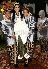 Hatta dan Rasyid membopong Azimah ke dalam rumah seusai siraman. Lamhot Aritonang/detikFoto.