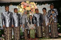 Sebelum siraman, diadakan foto bersama keluarga. Lamhot Aritonang/detikFoto.