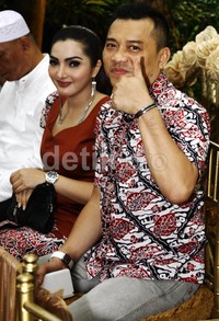 Pasangan selebritis Anang dan Ashanty juga hadir pada acara siraman Azimah Rajasa. Lamhot Aritonang/detikFoto.