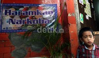 Suasana di Kelurahan Galur, Jakarta Pusat. Sejumlah spanduk seruan menjauhi narkoba terpasang.