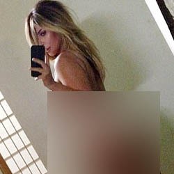 Kim Kardashian Pamer Foto Seksi Berbikini