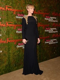 Charlize Theron sukses mencuri perhatian lewat balutan long dress hitam dari Salvatore Ferragamo yang elegan. Jason Merritt/Getty Images/AFP.