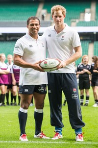 Pangeran Harry ditemani mantan pemain rugby asal Inggris Jason Robinson. Ian Gavan/Getty Images.     