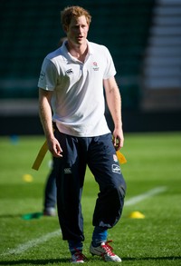 Adik dari Pangeran William itu tampil mengenakan polo shirt putih dipadu dengan celana training. Ian Gavan/Getty Images.     