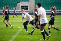 Pangeran Harry menerima bola dari rekannya. Ian Gavan/Getty Images.