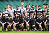 Di akhir sesi latihan, Pangeran Harry sempat berfoto bersama anak-anak. Ian Gavan/Getty Images.