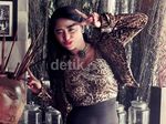 Pose Sensual Dewi Persik