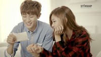 Chanyeol dan Lee Ho Jung saling berpegangan tangan. (Starship Entertainment)