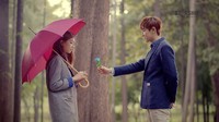 Dalam video klip tersebut, meski sudah berpisah, keduanya tidak bisa saling melupakan. (Starship Entertainment)