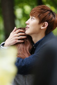 Chanyeol memeluk Lee Ho Jung. (Starship Entertainment)