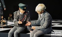 Selain Minho dan Jonghyun, ada siapa lagi dalam foto ini? (SME)