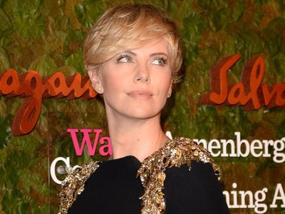 Anggun dan Seksi Charlize Theron