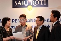 Direktur PT Nippon Indosari Corpindo Tbk (Sari Roti) Indrayana, Komisaris Independen Seah Kheng Hong Conrad, Direktur Yenni Husodo, Presiden Komisaris Benny Setiawan Santoso, Direktur Kaneyoshi Morita, Direktur Takao Okabe dan Direktur Tidak Terafiliasi Chin Yuen Loke (kiri kekanan) berbincang usai rapat umum pemegang saham luar biasa di Jakarta, Kamis (17/10/2013).