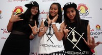 Pecatur muda belia, WFM Dewi AA Citra, WGM Media Warda Aulia, dan WIM Sihite Chelsie Monica, bergaya rapper dengan kaos catur barunya yang mereka beli.
