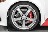 Di balik bodinya tersimpan mesin V8 TRD NASCAR yang menghasilkan 680 daya kuda. Mesin itu dipasangkan dengan transmisi manual 6 kecepatan Tremec T-56 Magnum. (dok RM Motors)