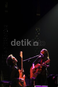 'When You Love Someone' dan 'Baby It's You Now' menjadi sajian penutup penampilan Endah N Rhesa tadi malam. Asep/detikHOT.