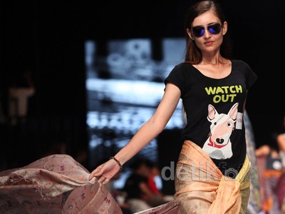 Model Cantik Berlatih Lenggak Lenggok