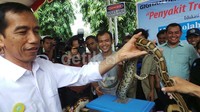 Kelucuan terjadi saat Jokowi mampir ke stand Komunitas Sioux Ular Indonesia. Jokowi ditantang oleh wartawan untuk mengalungkan ular tersebut.