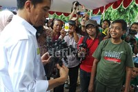 Pada stand milik Komunitas Robot Recycle, Jokowi diberikan kenang-kenangan berupa robot dari barang bekas.