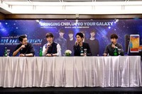 Selama jumpa pers, Jungshin, Jonghyun, Yonghwa, dan Minhyuk terlihat ramah. (FNC Entertainment)