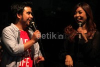 Dalam kesempatan itu, Abdul & The Coffee Theory juga berkolaborasi dengan Adinda Adi. Asep/detikHOT.