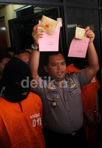 Polisi menggelar jumpa pers dan barang bukti di Mapolres Jakarta Pusat, Sabtu (19/10).