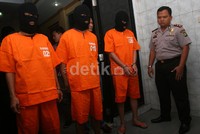 Dengan barang bukti tersebut Roby pun terancam hukuman 4 tahun penjara.