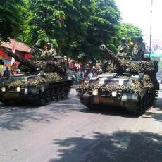 Konvoi Alat Perang Milik TNI Meriahkan Perayaan HUT Kota Batu