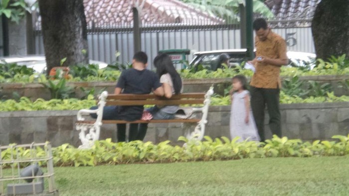 Ini Tanggapan Warga Soal Bangku Taman Jokowi untuk Pacaran