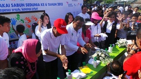 Jokowi Contohkan Cuci Tangan dengan Benar ke Anak-anak