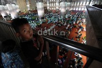 Seorang anak dari balkon atas Masjid istiqlal, melihat ratusan jamaah Syarikat Islam, yang tengah mengikuti tablig akbar.