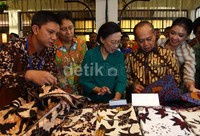 Istri Wapres Boediono, Herawati Boediono, bersama Direktur Utama Bank Mandiri Budi G Sadikin dan Menteri Koperasi & UKM Syarif Hasan beserta istri berbincang tentang produk mitra binaan Bank Mandiri usai membuka Pasar Indonesia di Senayan City Jakarta, Sabtu (19/10/2013).