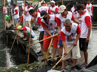 Warga Dan Kader TMP Bersihkan Sampah di Sungai