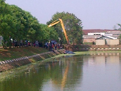 Sebuah Mobil Nyemplung di Danau Komplek Halim