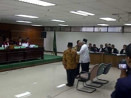Bertemu di Pengadilan, Engkong Hilmi Dapat Sambutan Khusus dari Luthfi