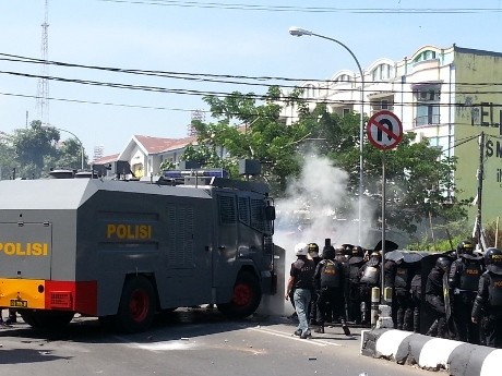 Eksekusi Rumah di Makassar Rusuh, Polisi Pukul Mundur Warga