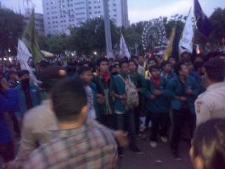 Demo Depan Istana Ricuh, 5 Polisi dan 7 Mahasiswa Luka-luka