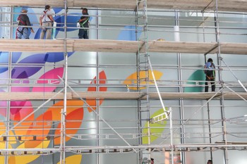     Dengan corak warna-warni di sekujur gedung ini, semakin meyakini bahwa Apple akan mengumumkan iPad dengan varian yang lebih beragam. (kredit foto: cnet)