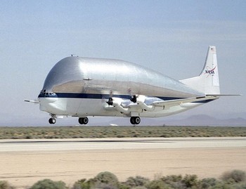     Super Guppy Turbine (NASAs B377SGT), adalah pesawat kargo dengan desain sangat aneh, mirip ikan paus. (kredit foto: barcroft media)