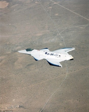 Pesawat McDonnel Douglas X-36 tidak memiliki ekor. Ia dibangun tahun 1997 dan dioperasikan secara remote dari bawah. (kredit foto: Barcroft Media)