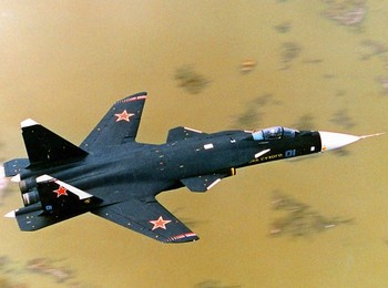 Su-47 Berku, pesawat jet eksperimen buatan Rusia. Sayapnya tampak terbalik, yang kabarnya lebih baik untuk manuver dalam kecepatan tinggi. (kredit foto: barcroft media)