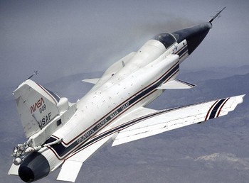 Pesawat Grumman X-29 dibangun sebagai eksperimen NASA. Desain sayapnya lain dari yang lain. (kredit foto: barcroft media)