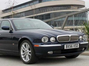 Jaguar Bekas Keluarga Inggris Dilelang Murah