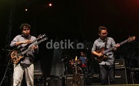 Di panggung BJB Stage, Balawan membuka lebih dulu bersama tiga orang sahabatnya, Dion Subiakto (drum), Didiet (violin) dan Fajar Adinugroho (bass). Asep/detikHOT.