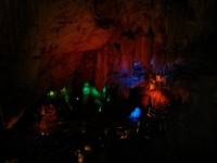 Keunikan ketiga yaitu lampu warna-warni di dalam gua. Memang sengaja dipasang banyak lampu oleh dinas pariwisata yang menambah kesan menarik di dalam gua ini (Egir/detikTravel)