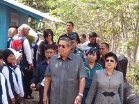 Saat pulang kampung, SBY bersama Ibu Ani pun menyempatkan diri untuk melancong ke Gua Gong (Egir/detikTravel)