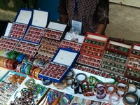 Selesai melancong dari dalam gua, sempatkan juga untuk menengok para penjaja batu akik yang menggelar dagangan di dekat gua. Untuk harga, tentu bisa lebih murah daripada yang ada di Jakarta (Egir/detikTravel)