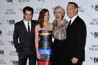 Colin Farrell, Ruth Wilson, Emma Thompson, dan Tom Hanks berfoto bersama. Stuart C. Wilson/Getty Images.